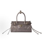 PRADA普拉达 Bonnie 涂珐琅三⻆形⾦属徽标 ⼿提包 迷你 ⼥款